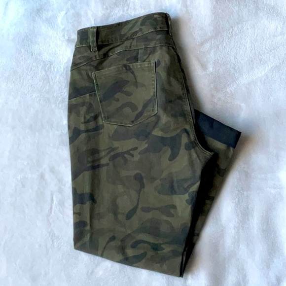 EUC: MyStyle - Casual Capri in Camo! 🍁 - Picture 2 of 4